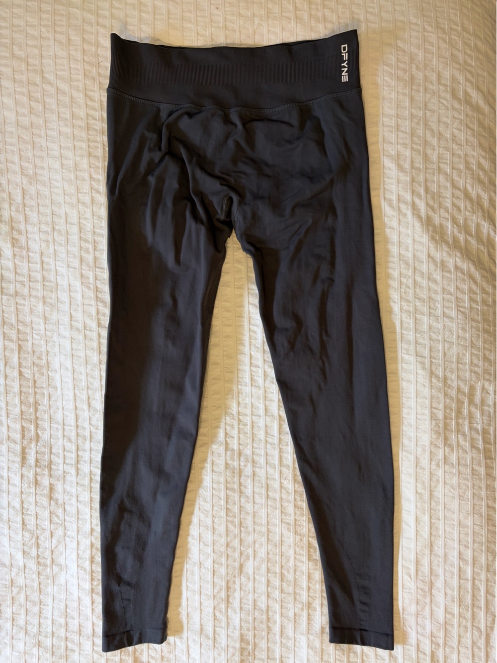 DFYNE- size large leggings, high-waisted fit and distinctive scrunch-bum